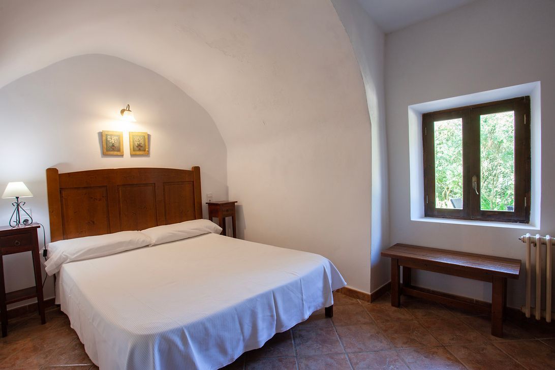 Un dormitorio con una cama grande y una ventana.