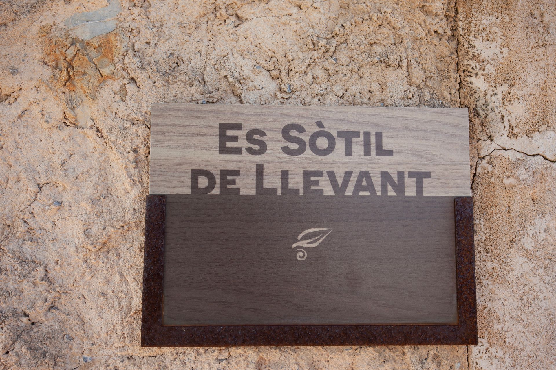 Ein Schild an einer Wand mit der Aufschrift „Es sotil de levant“