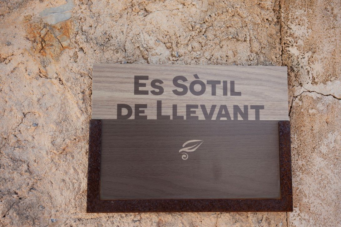 A sign on a wall says es sutil de levante
