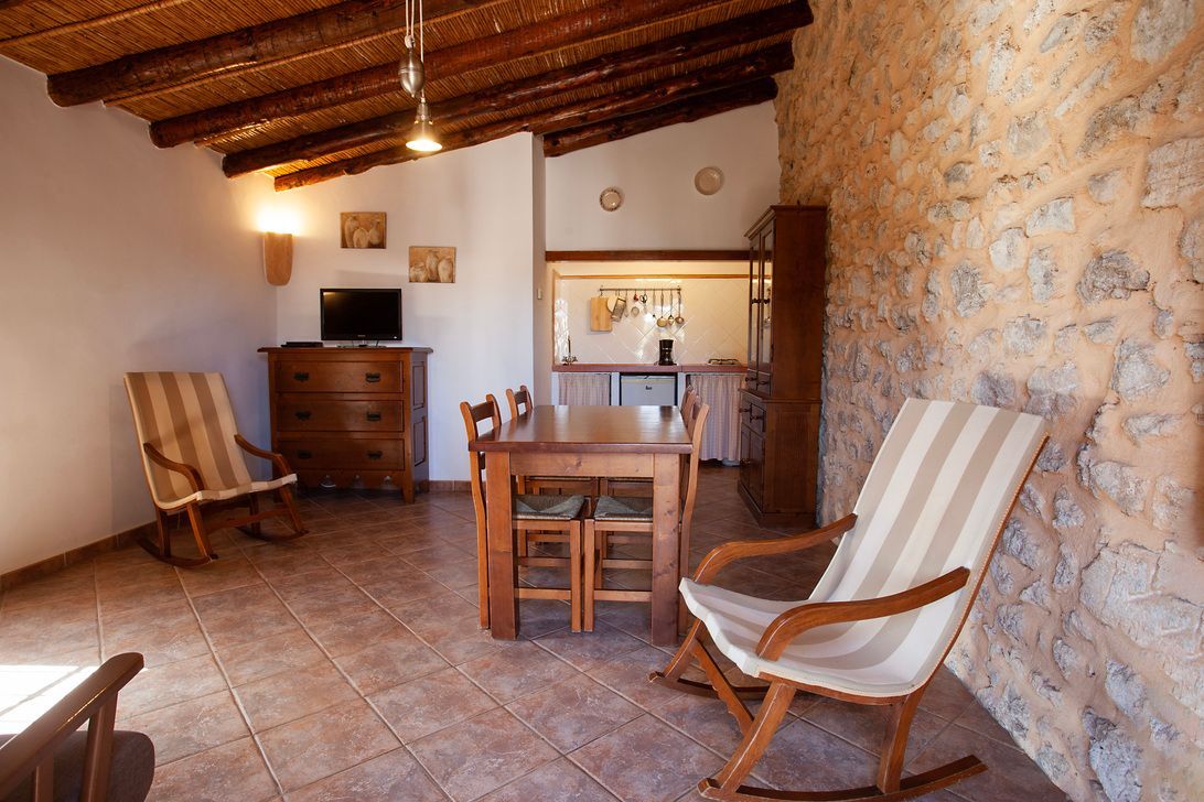 Una sala de estar con mecedoras y una mesa.