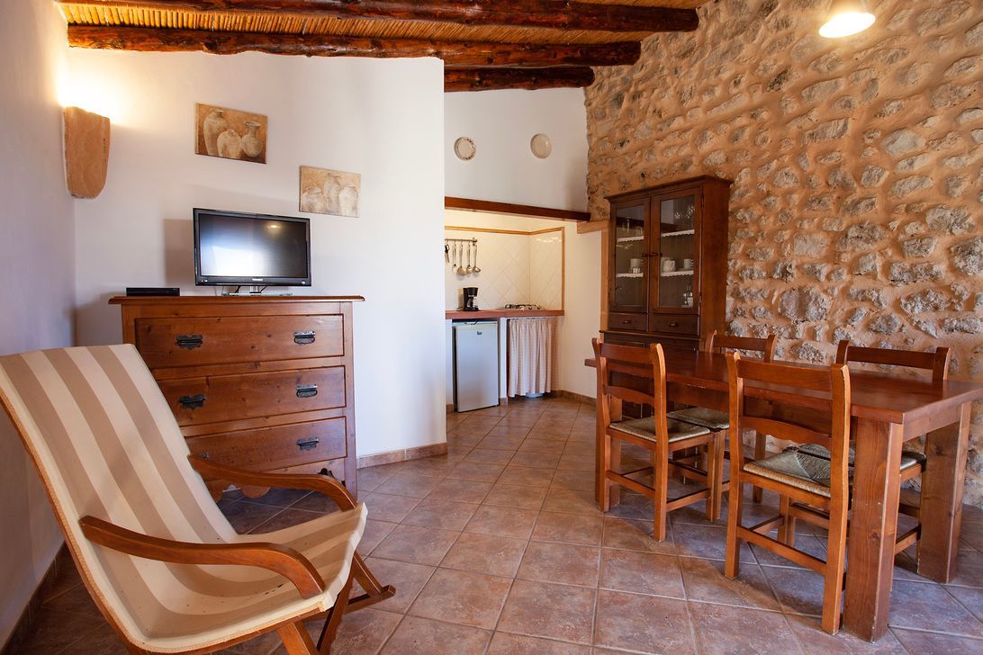 Una sala de estar con una mesa y sillas y un televisor.