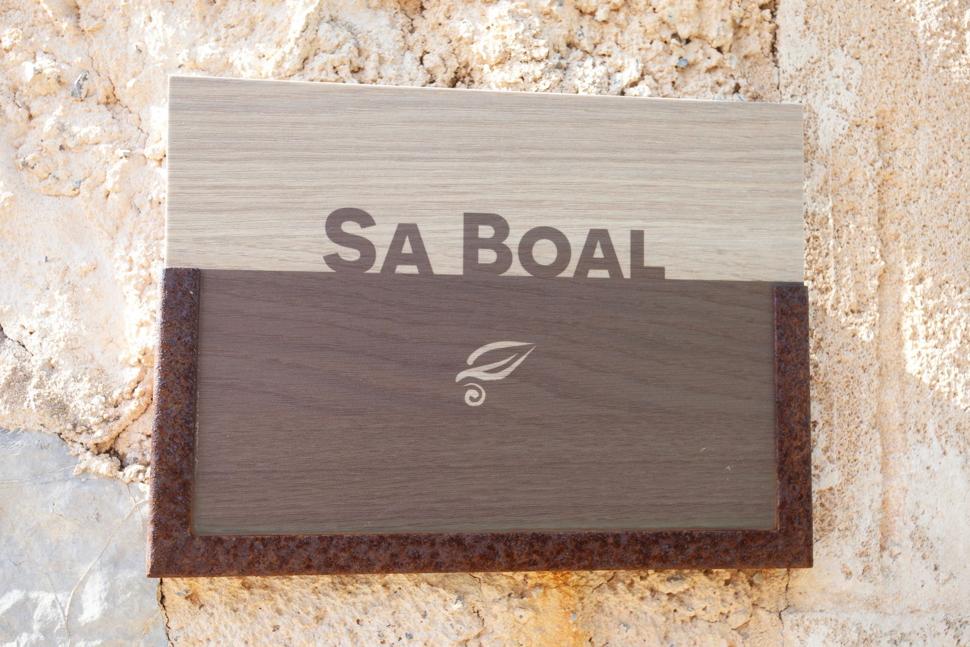 Ein Schild an einer Wand mit der Aufschrift „Sa Boal“