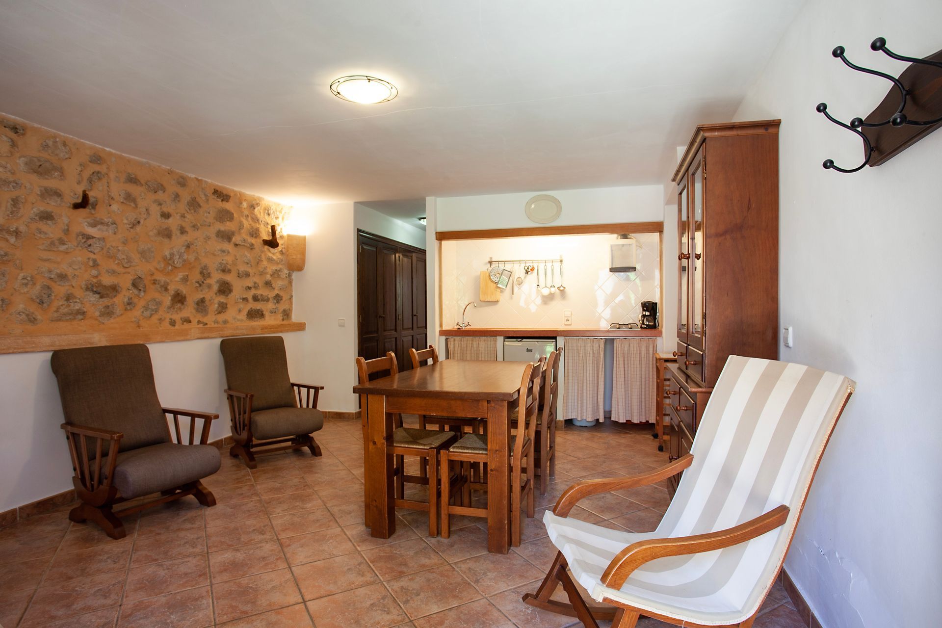 Una sala de estar con una mesa y sillas.