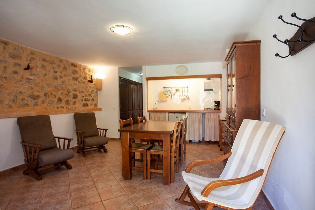 Una sala de estar con una mesa y sillas.