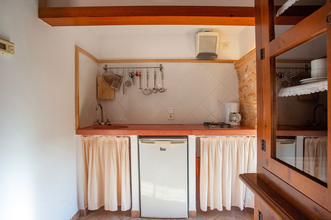 Una pequeña cocina con frigorífico y fregadero.