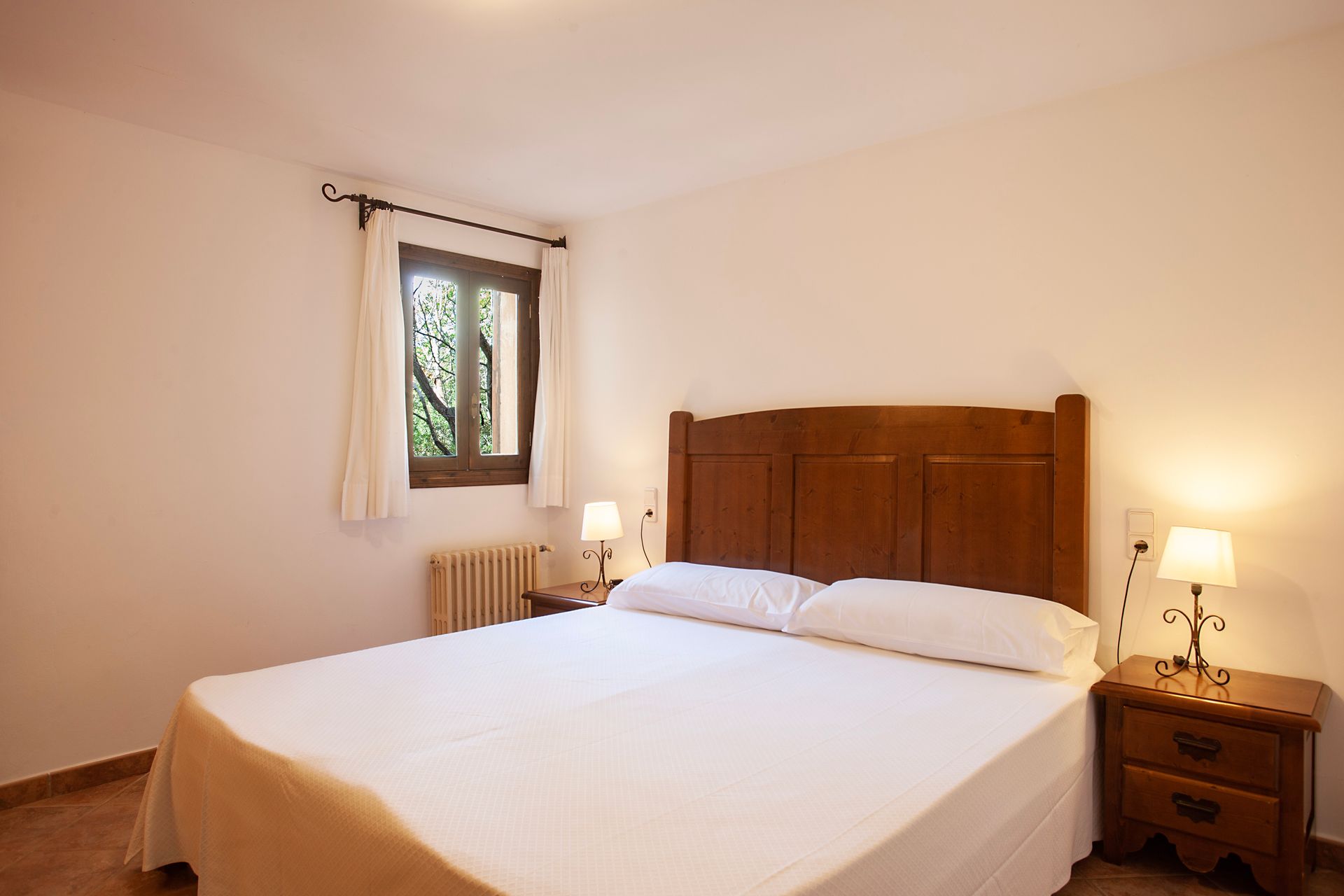 Ein Schlafzimmer mit großem Bett und Fenster