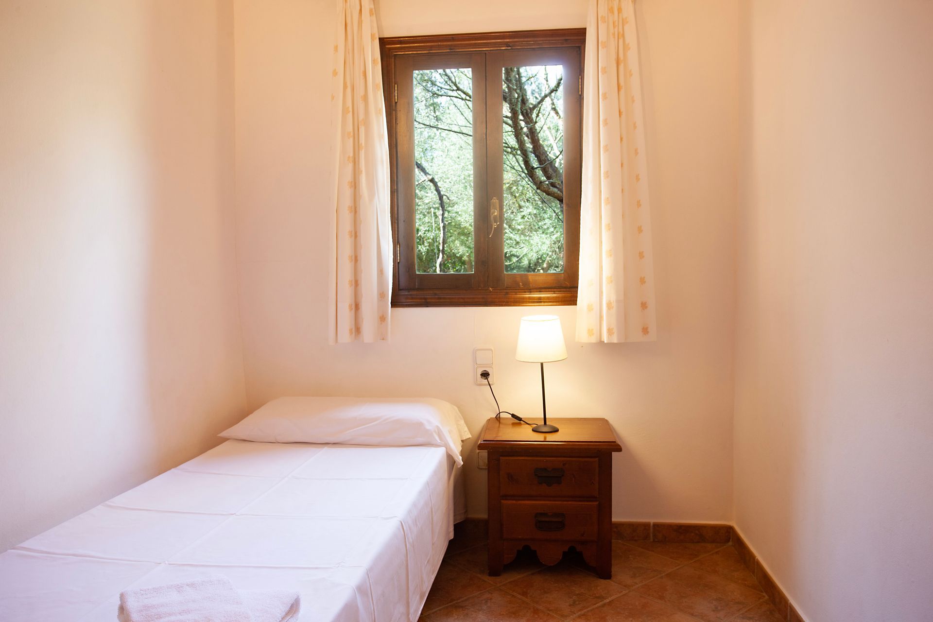 Un dormitorio con una cama individual y una ventana.