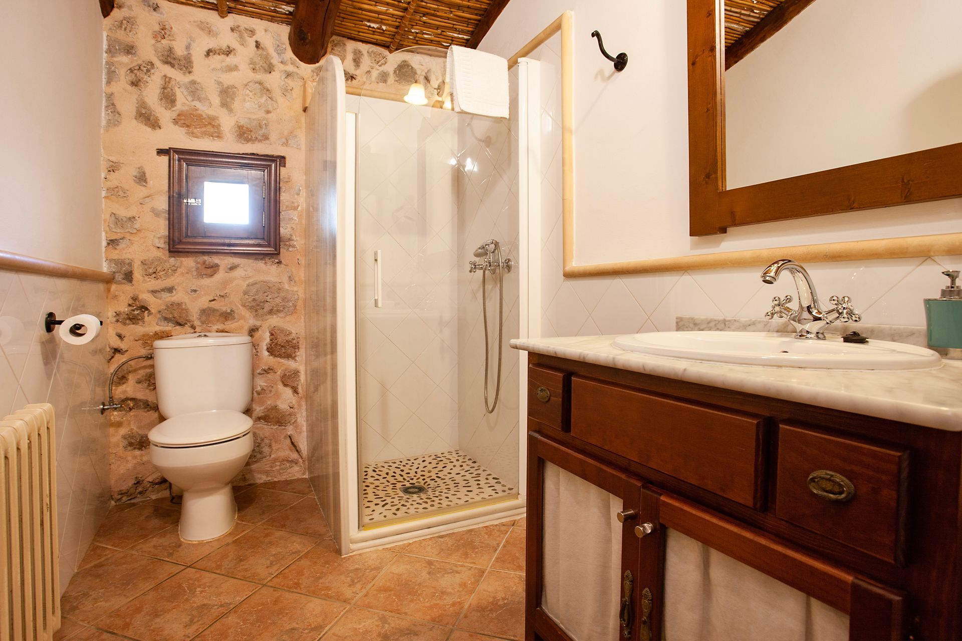 Un baño con inodoro, lavabo y ducha.