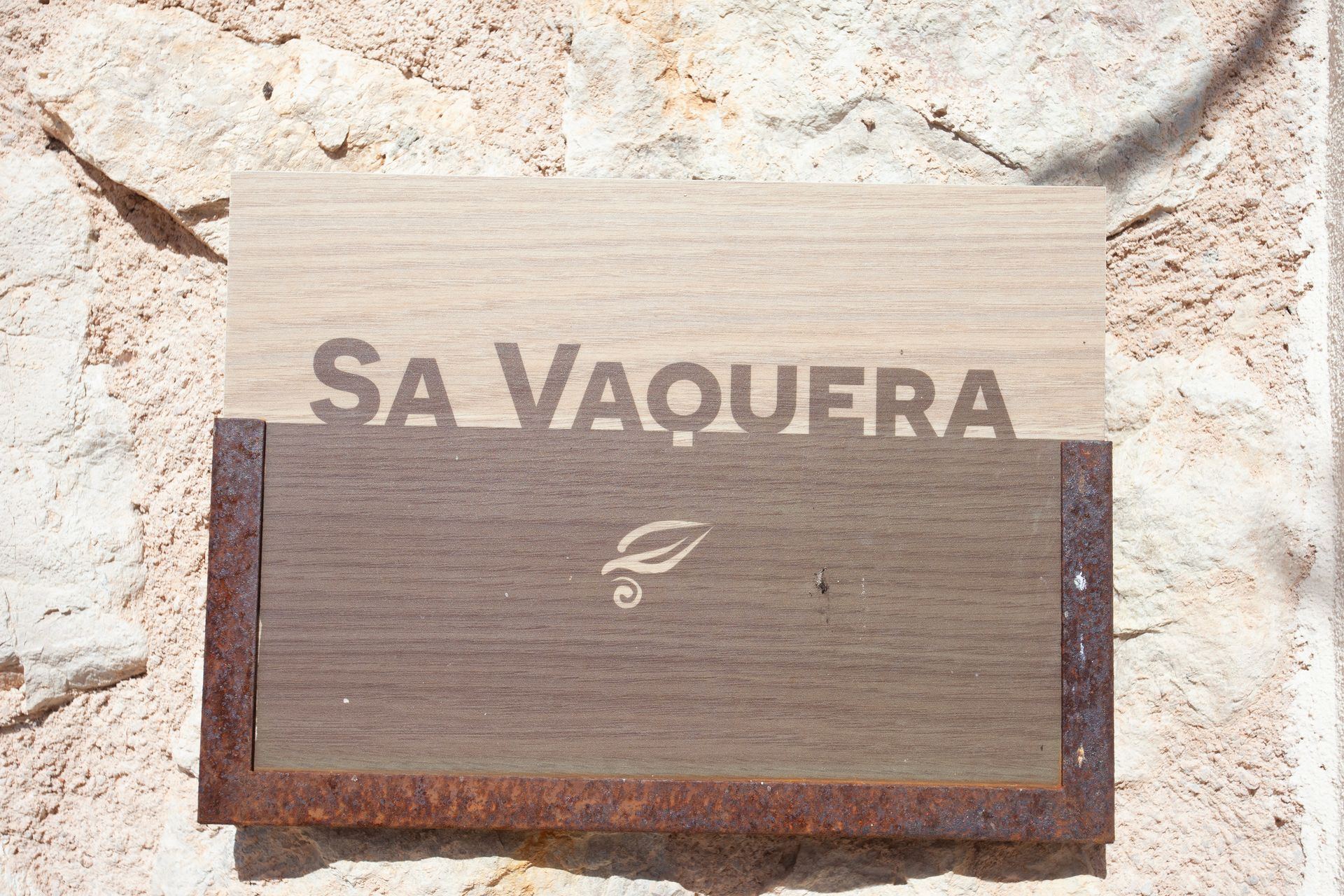 Ein Holzschild mit der Aufschrift „Salvaguera“