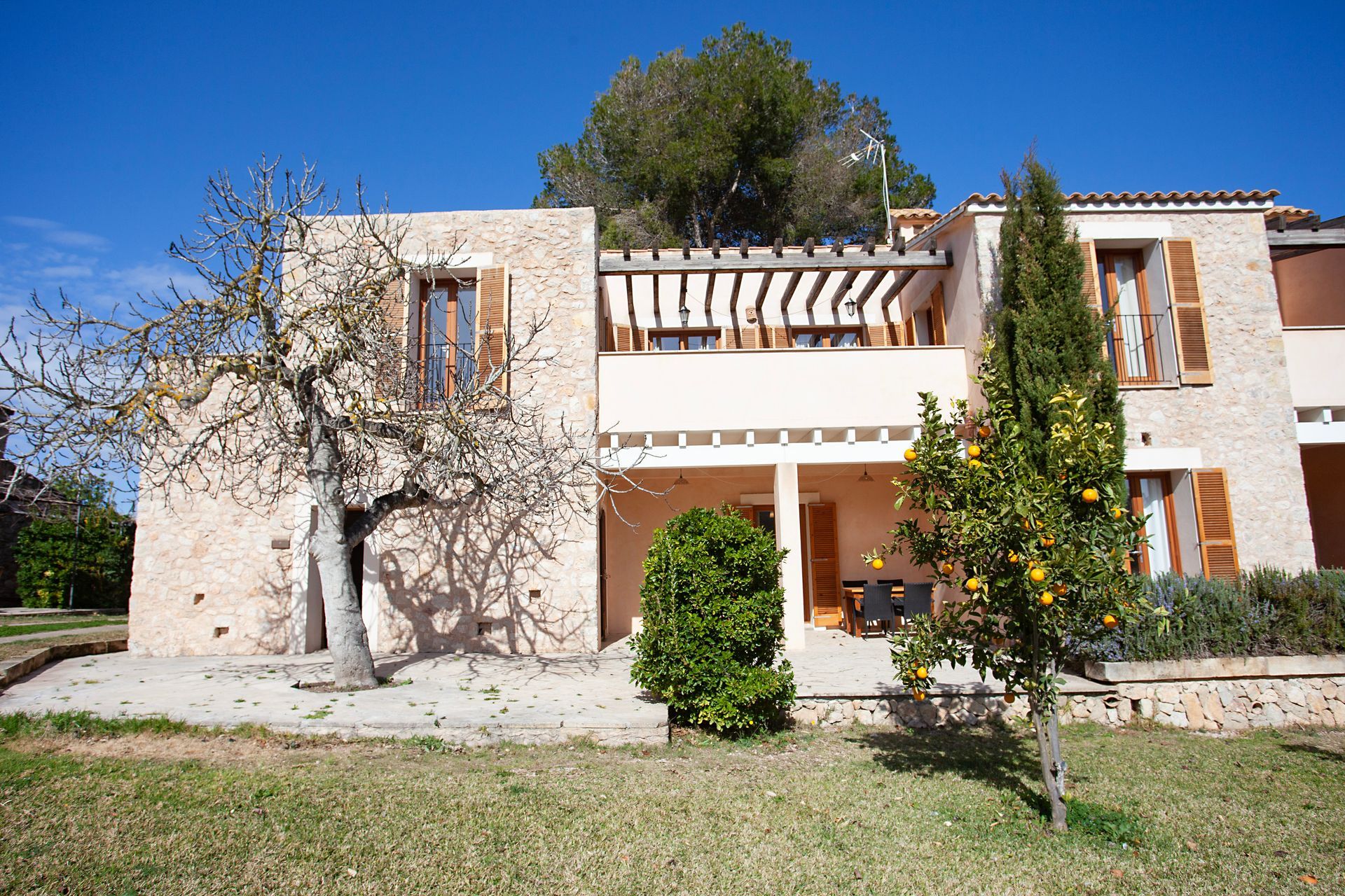 Ein großes Haus mit einem Baum davor
