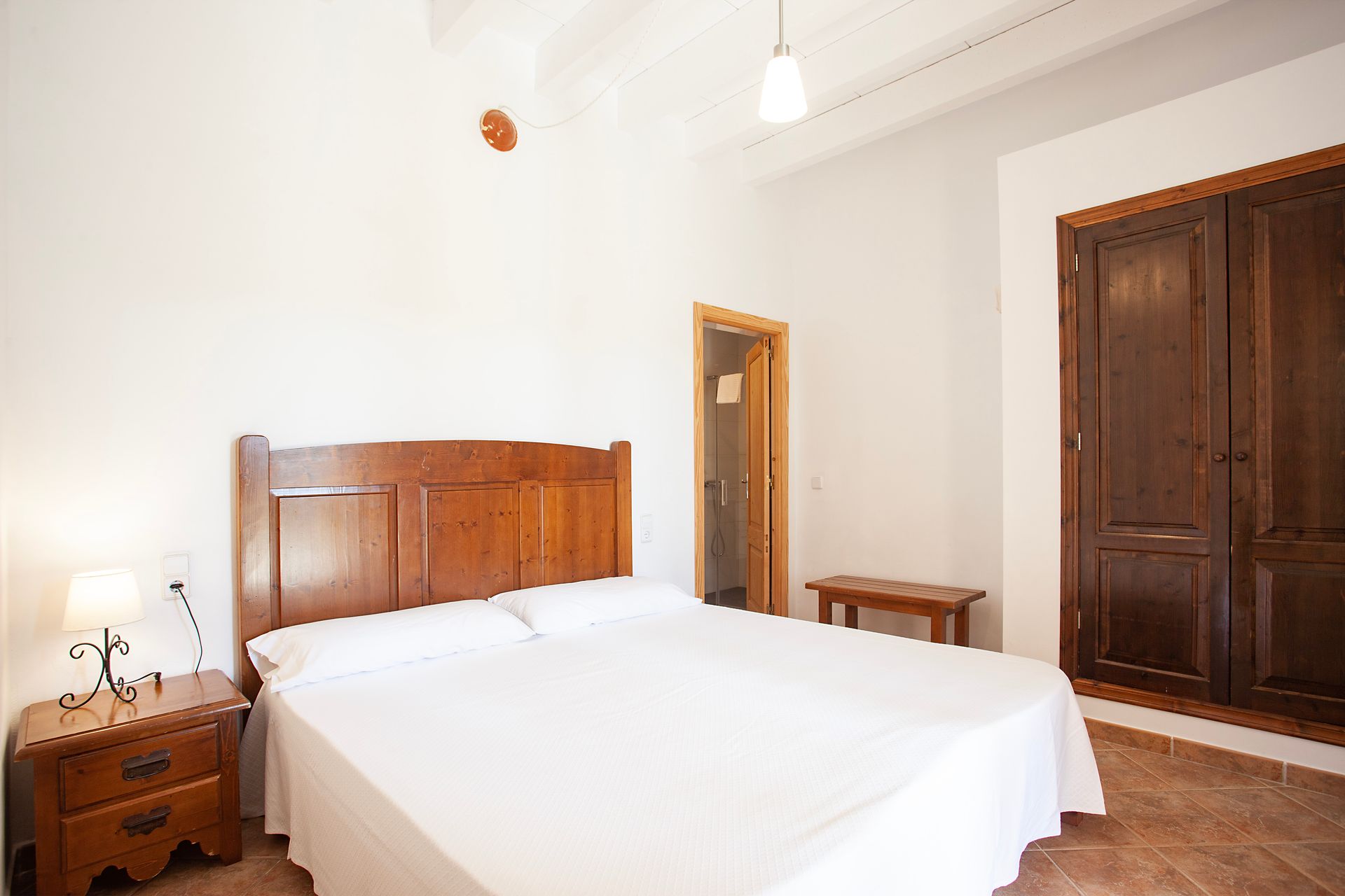 Un dormitorio con una cama grande y una mesita de noche.