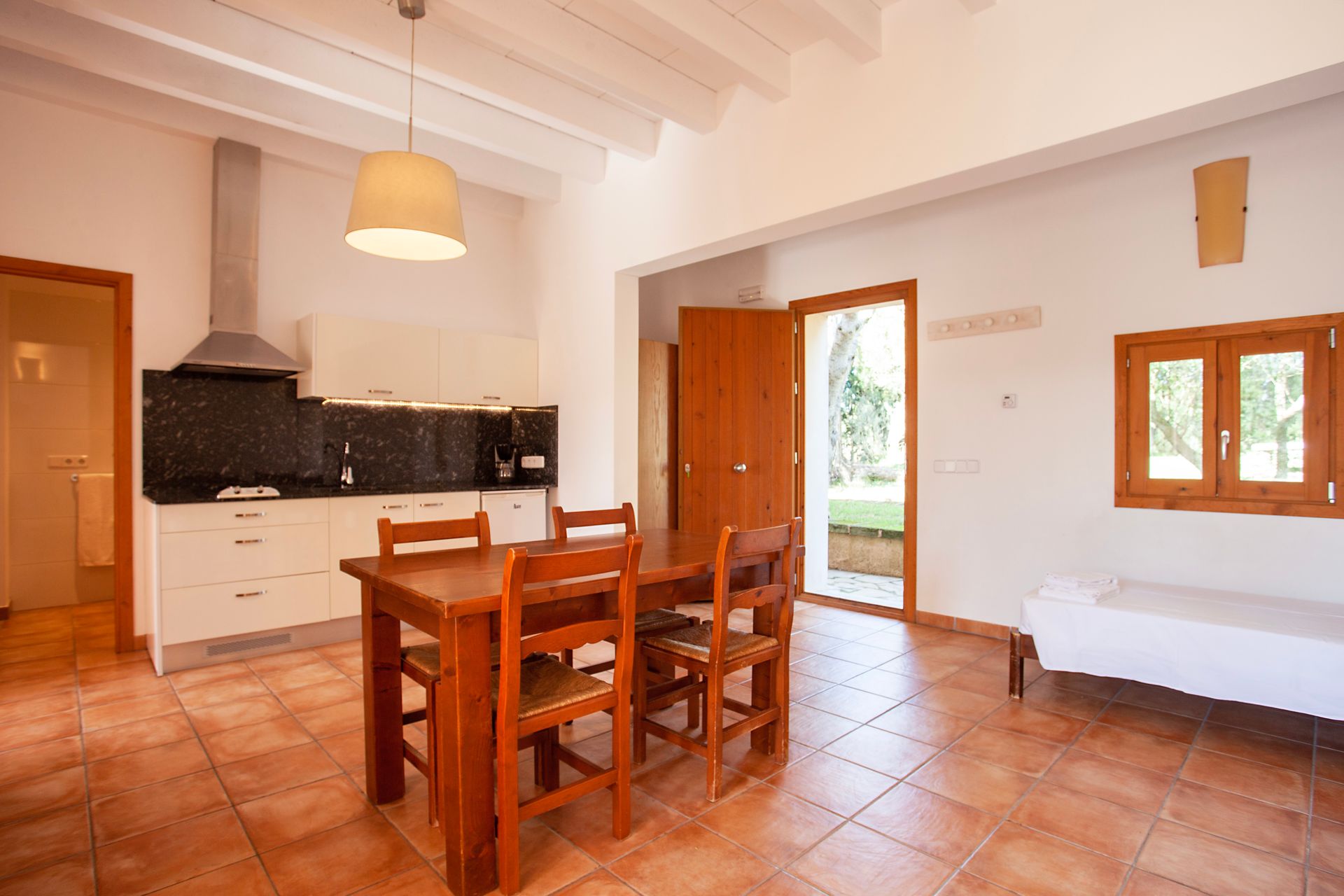 Una sala de estar con una mesa y sillas.