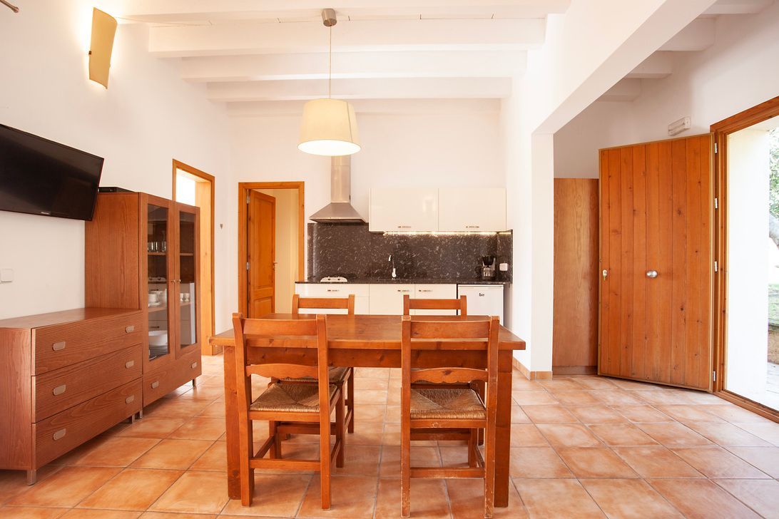 Hay una mesa y sillas en el medio de la habitación.