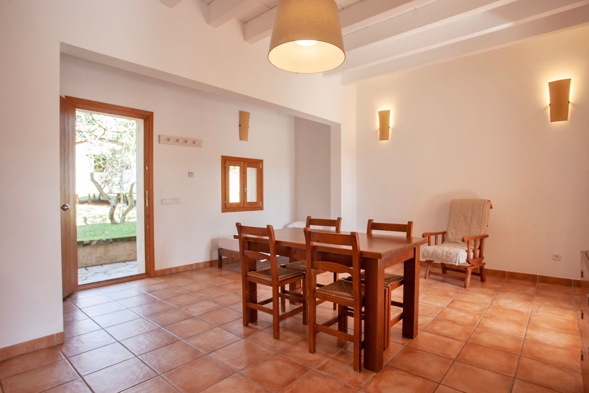 Un comedor con mesa y sillas de madera.