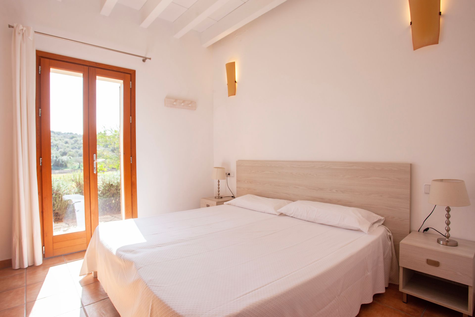 Un dormitorio con una cama grande y una ventana.