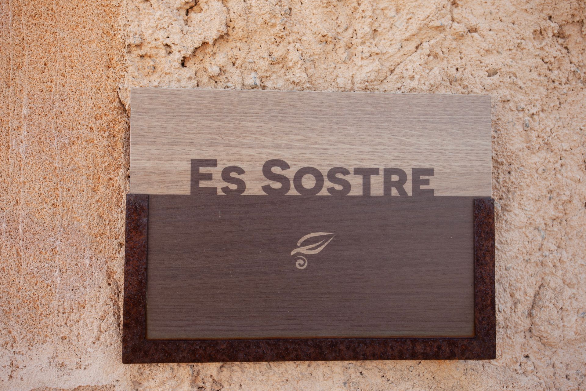 Ein Schild an einer Wand, auf dem steht, dass es sich um eine Decke handelt