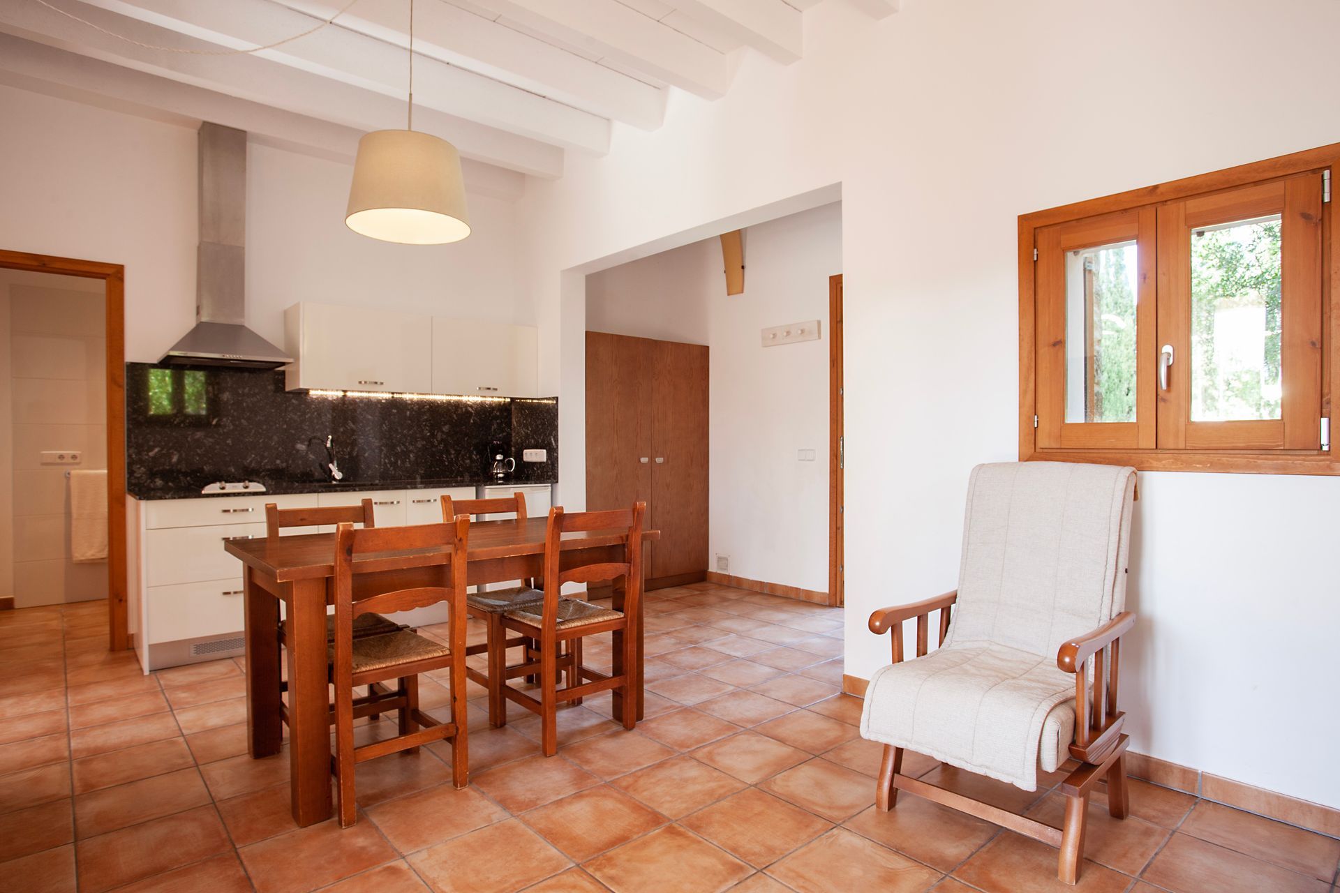 Una sala de estar con una mesa y sillas.