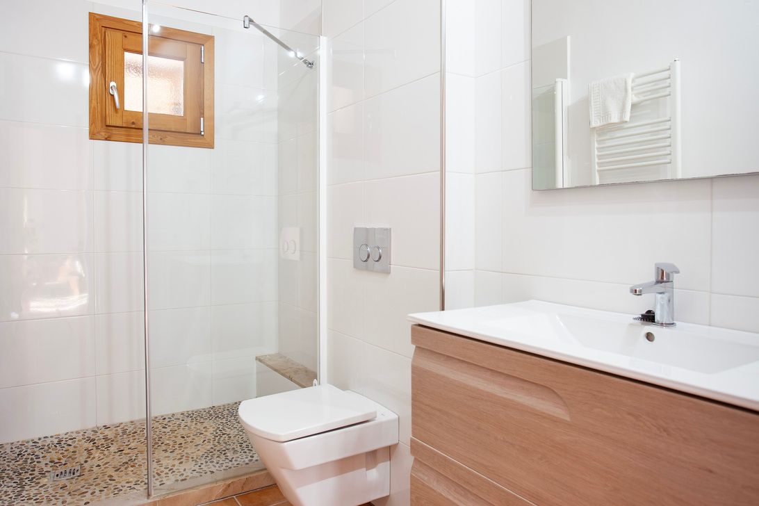 Ein Badezimmer mit Toilette, Waschbecken und Dusche.