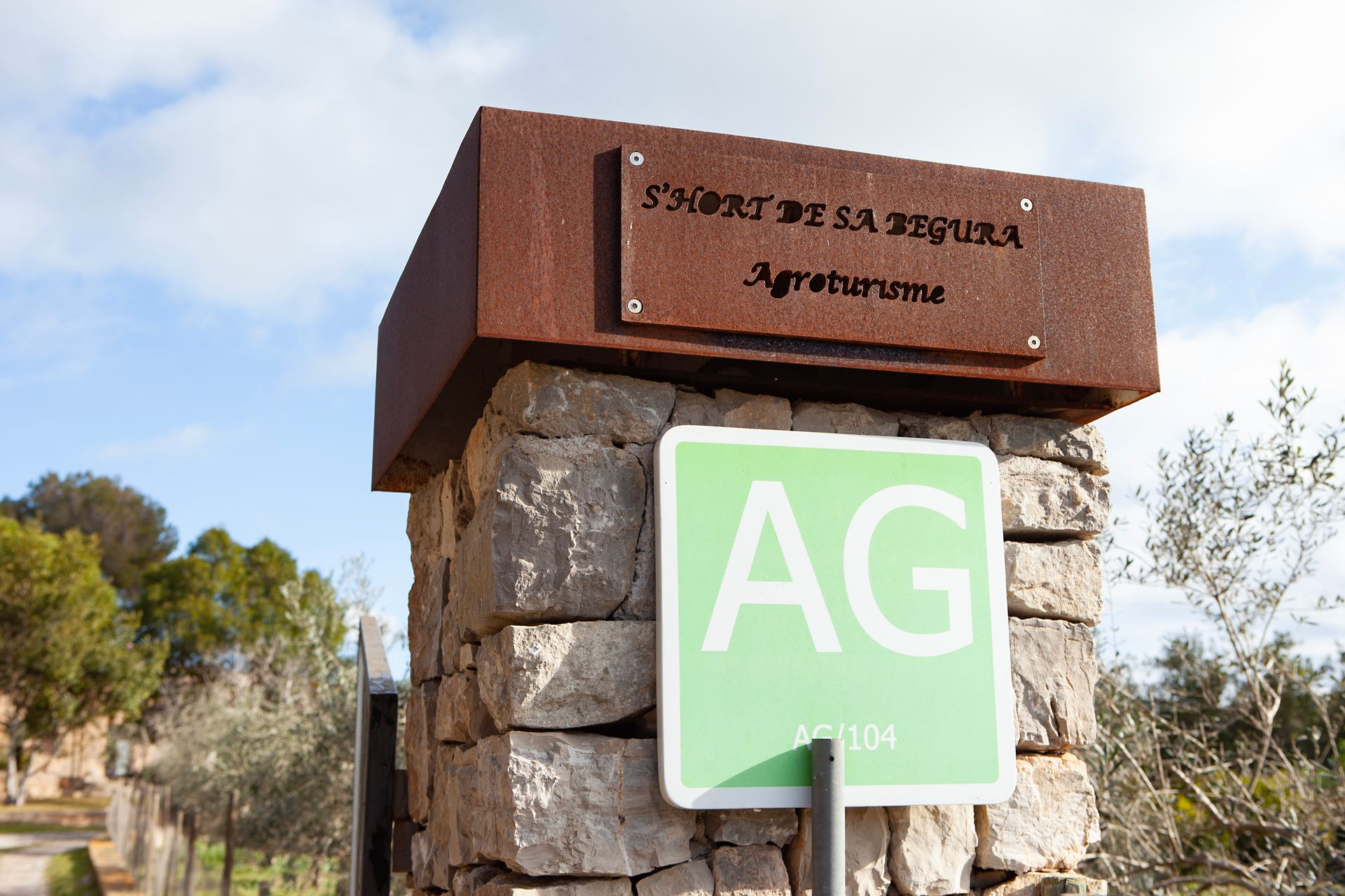 Un cartel verde y blanco que dice