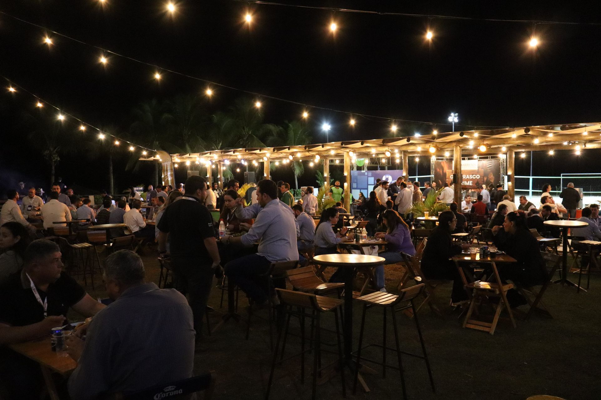 Árvore de Natal ao lado de uma poltrona de couro com um anúncio de hotel ao fundo.