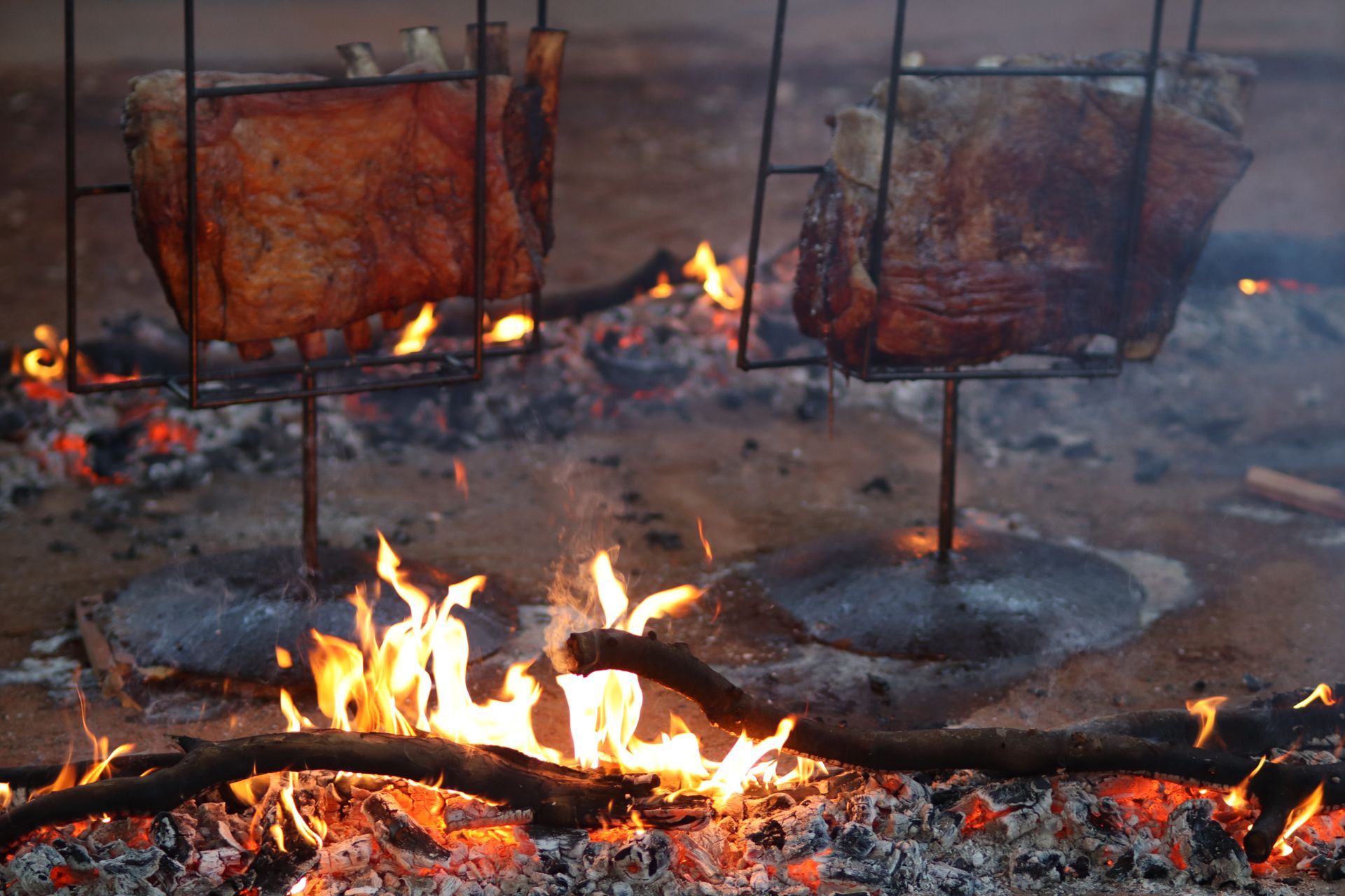 Um homem discursando em uma conferência com uma plateia sentada às mesas. Iluminação verde e tela exibindo a apresentação.