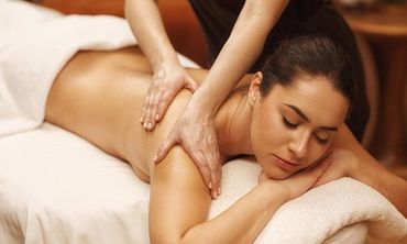 Donna durante massaggio rilassante