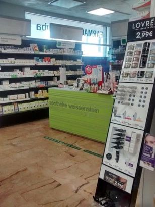 Una farmacia piena di molti tipi diversi di farmaci.