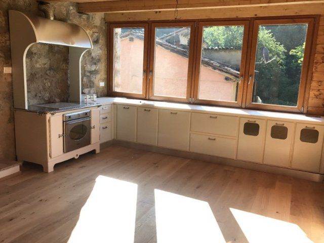 sala con parquet finestre continue