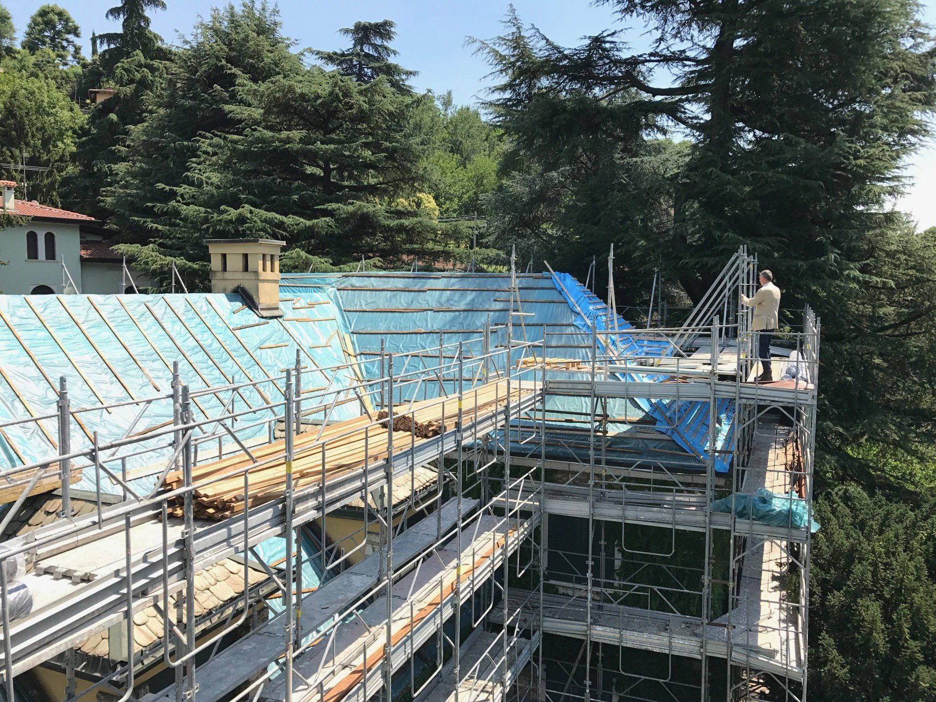 manutenzione tetto di una villa