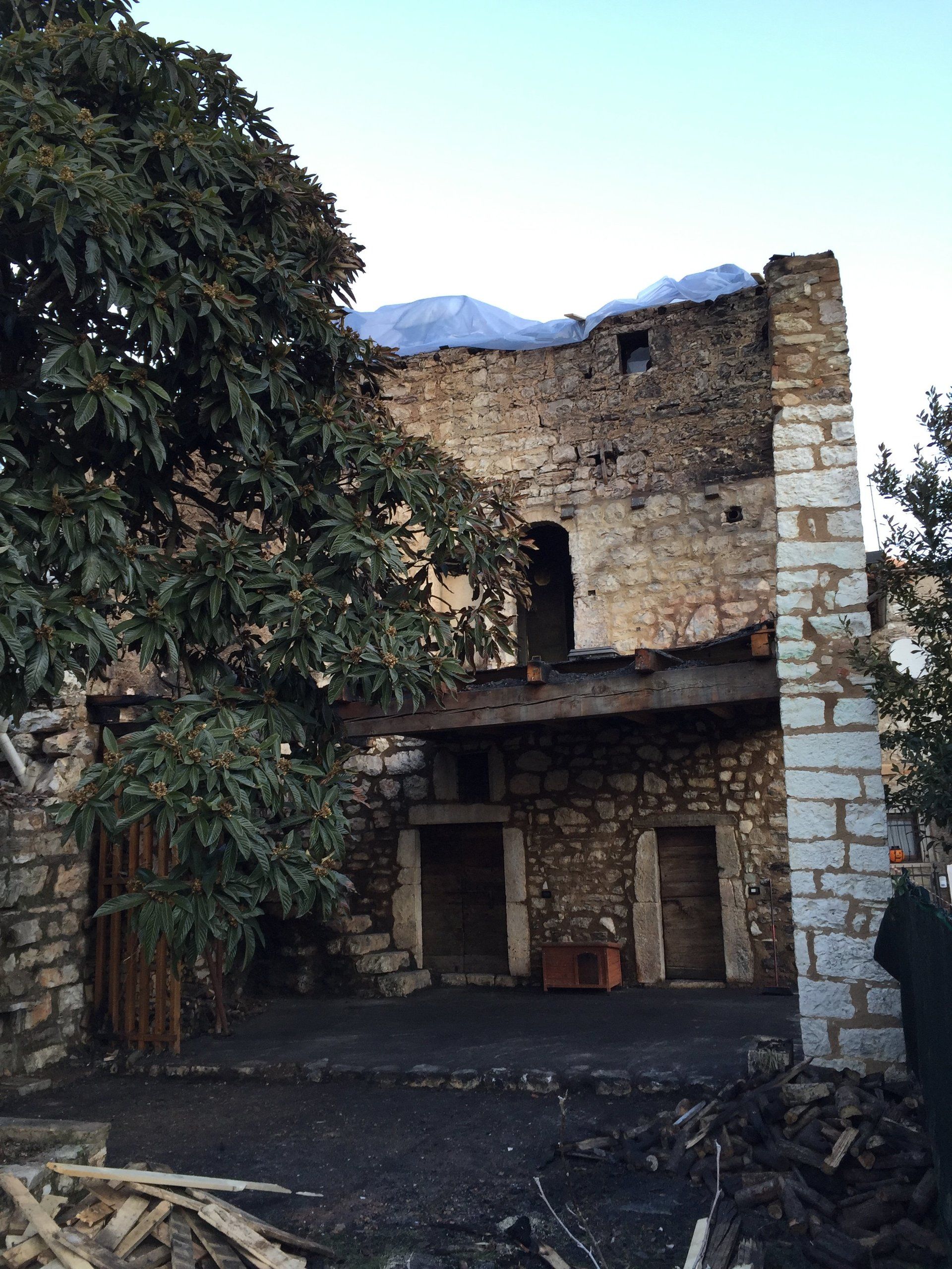 immobile in pietra e legno prima della manutenzione