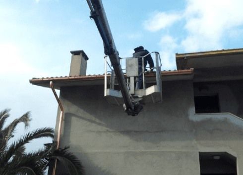 Installazione grondaie con gru