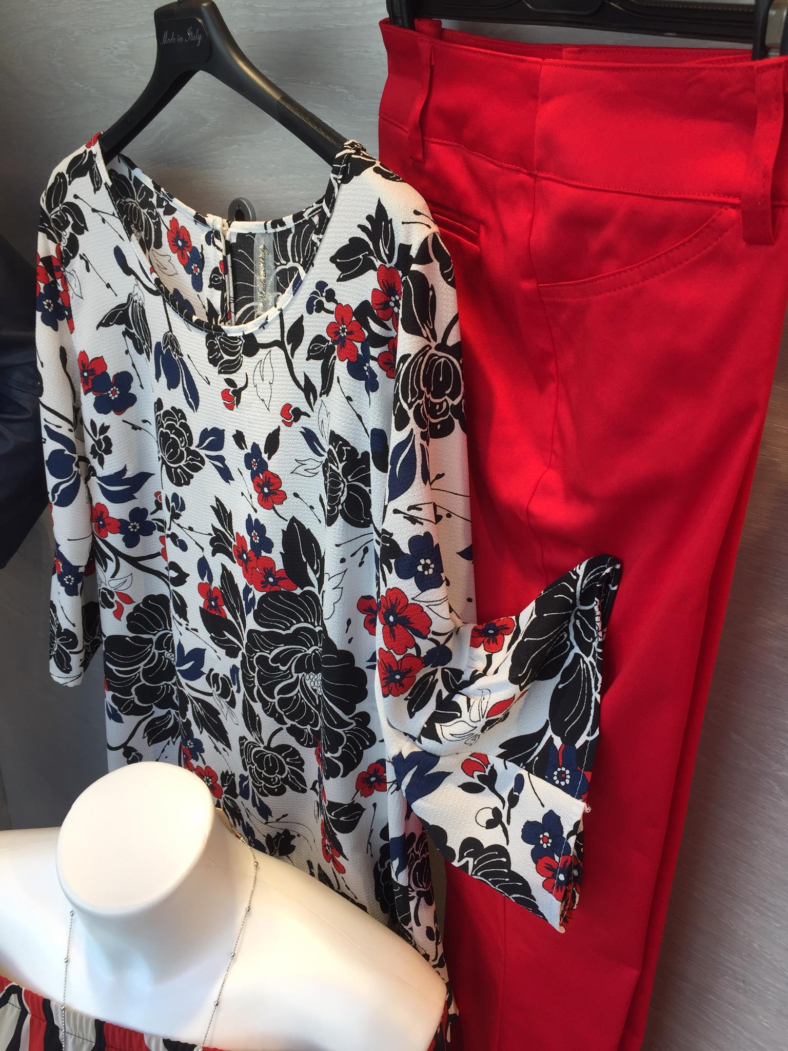 camicia fantasia e pantaloni rossi