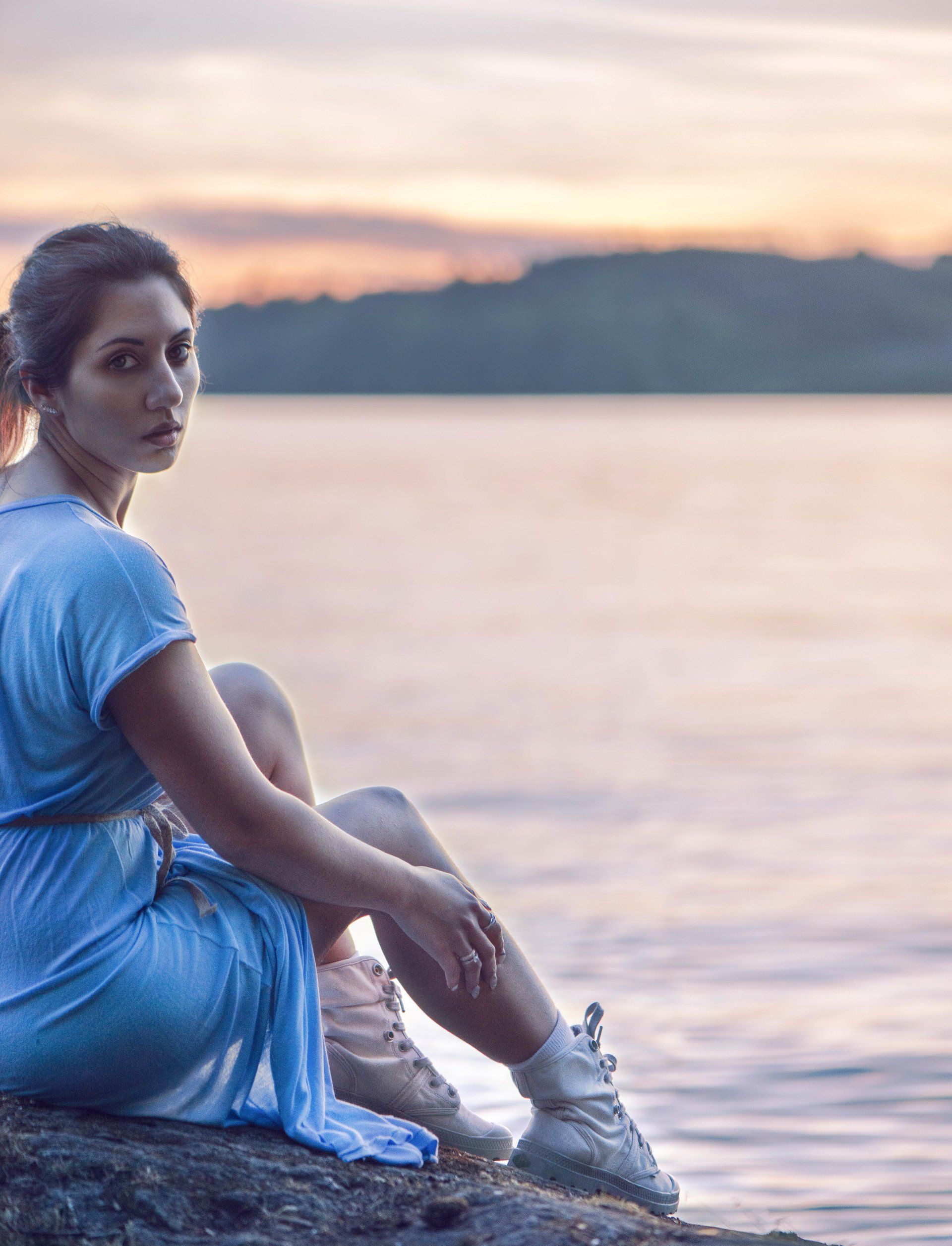 vancouver bc female portrait photographer outdoors adventures burnaby canada mountains hikers couple love story mountain tops great view in spring belcarra park pacific vibes ocean