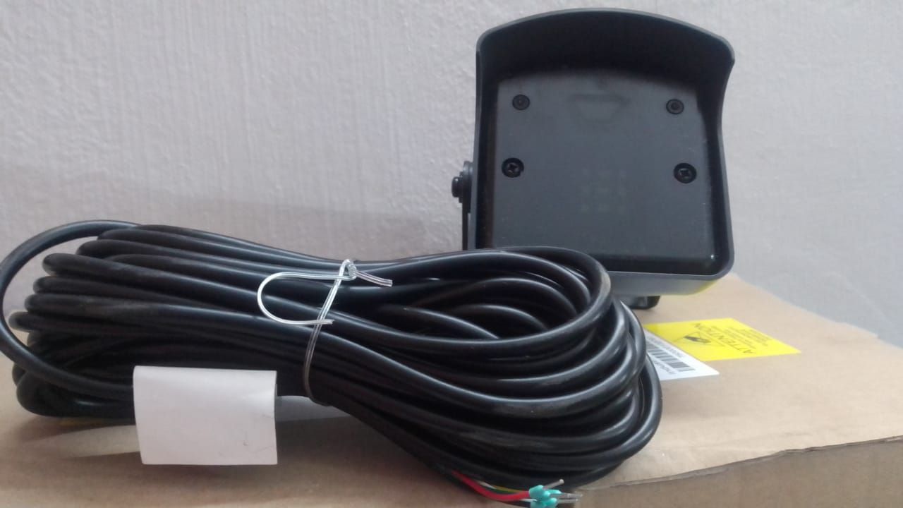 Cámara de seguridad negra con visera protectora y soporte ajustable.