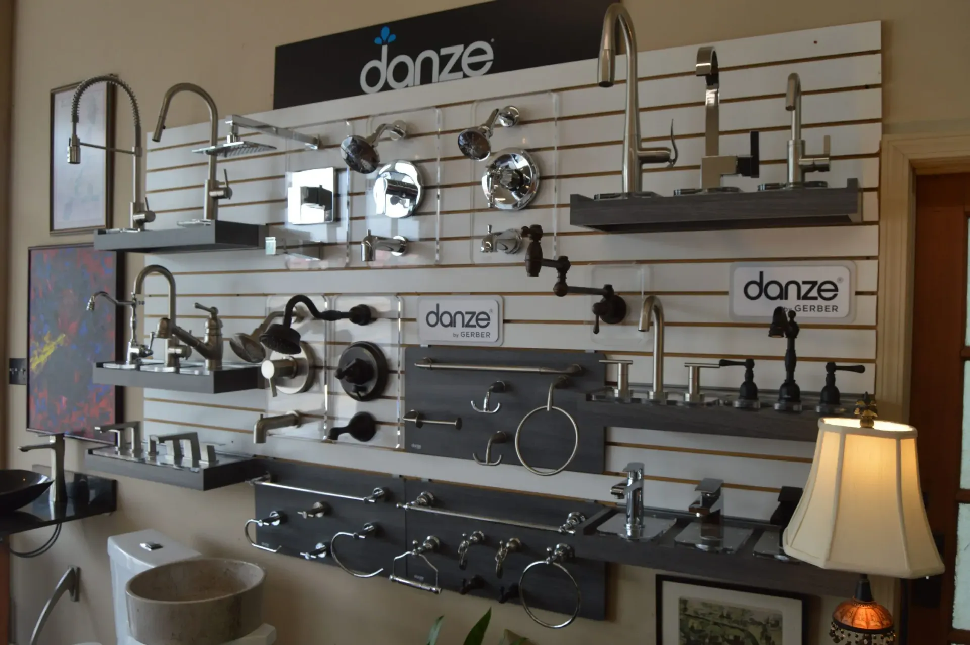 A wall with a sign that says ' donze ' on it