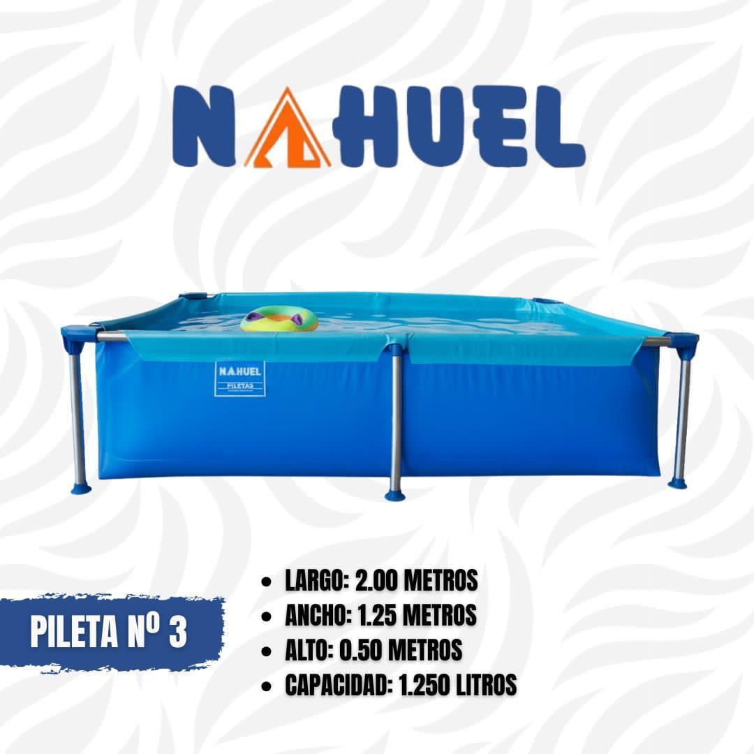 Piscina rectangular azul con la marca