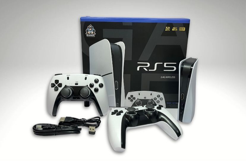 Consola PlayStation 5 y mandos, diseño blanco y negro, con caja.