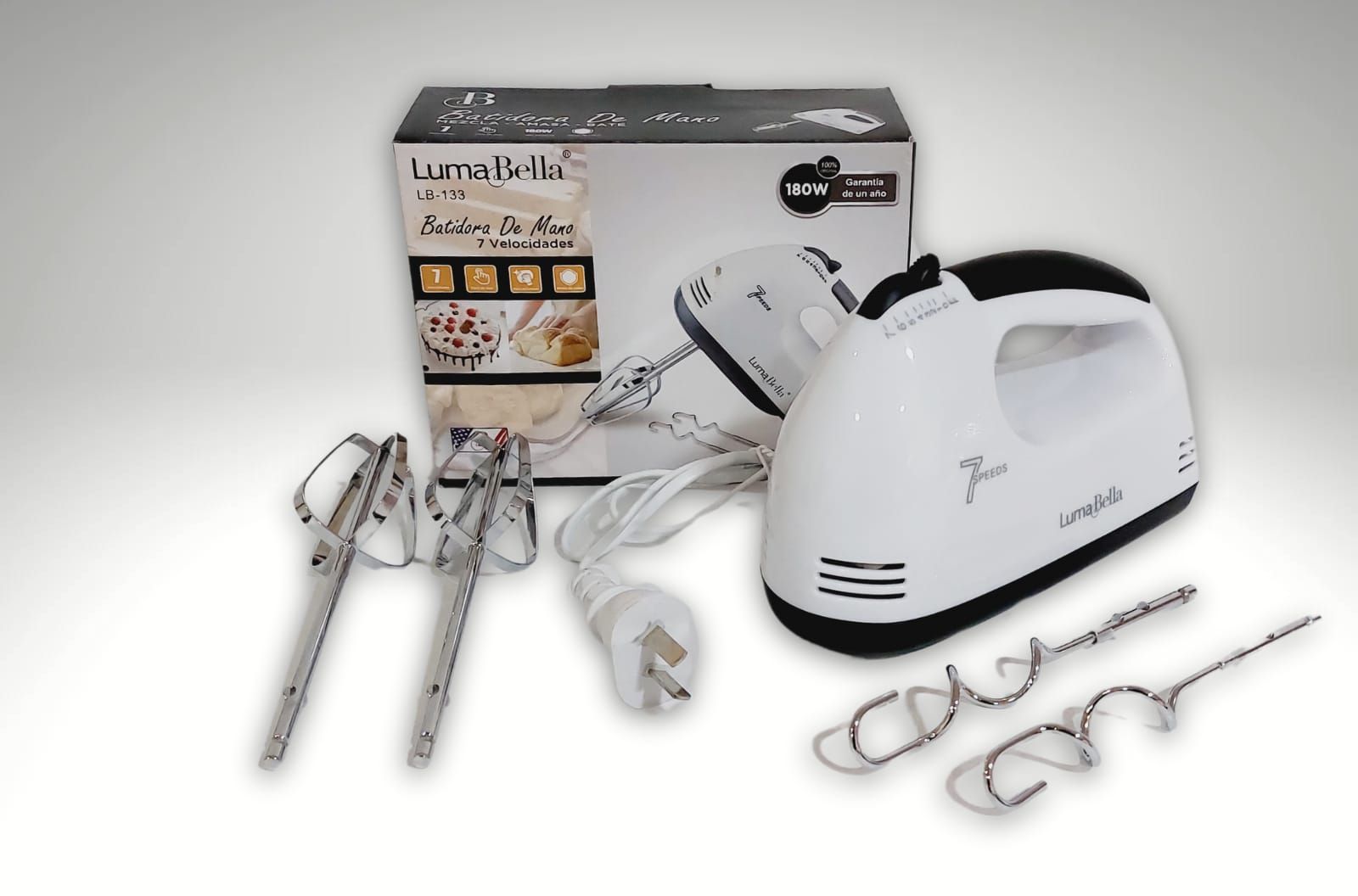 Batidora de mano blanca con caja y accesorios.