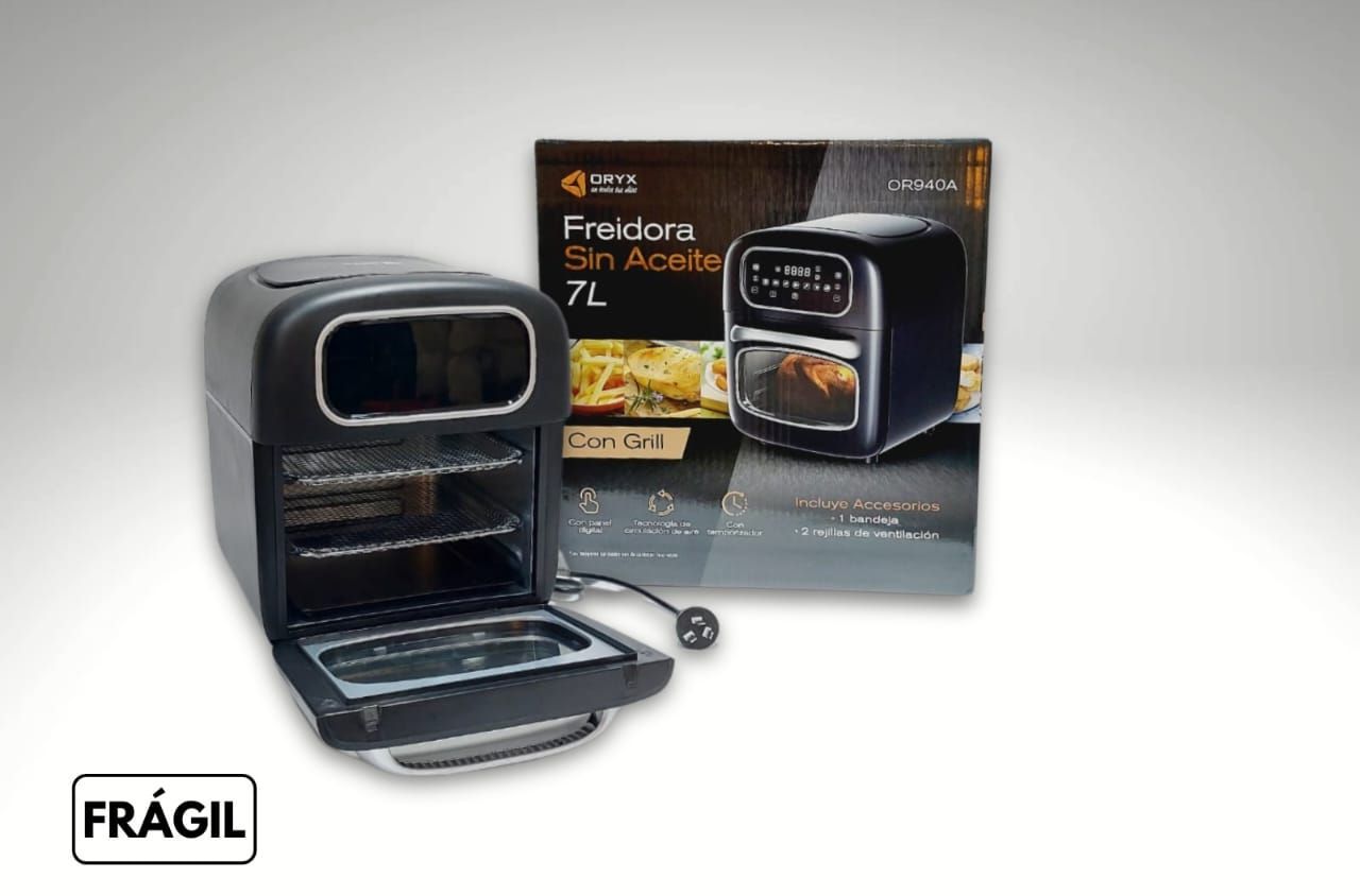 Freidora de aire negra con la puerta abierta, junto a su caja, etiqueta