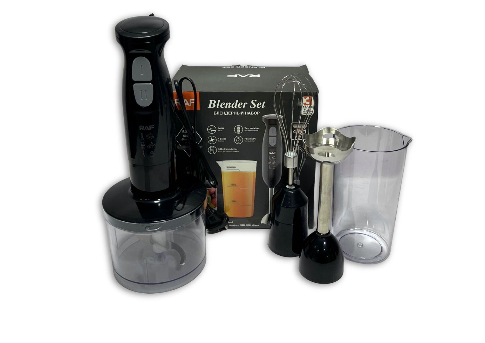 Juego de batidora de mano negra con accesorios, caja y vaso transparente sobre fondo blanco.