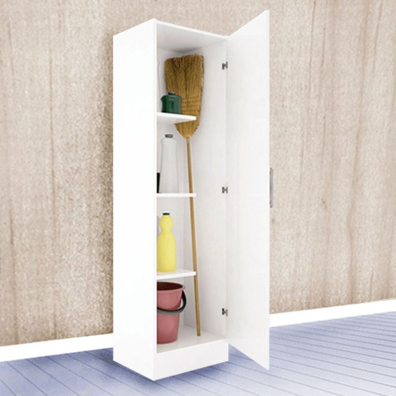 Armario de almacenamiento blanco con artículos de limpieza en el interior, una puerta abierta.