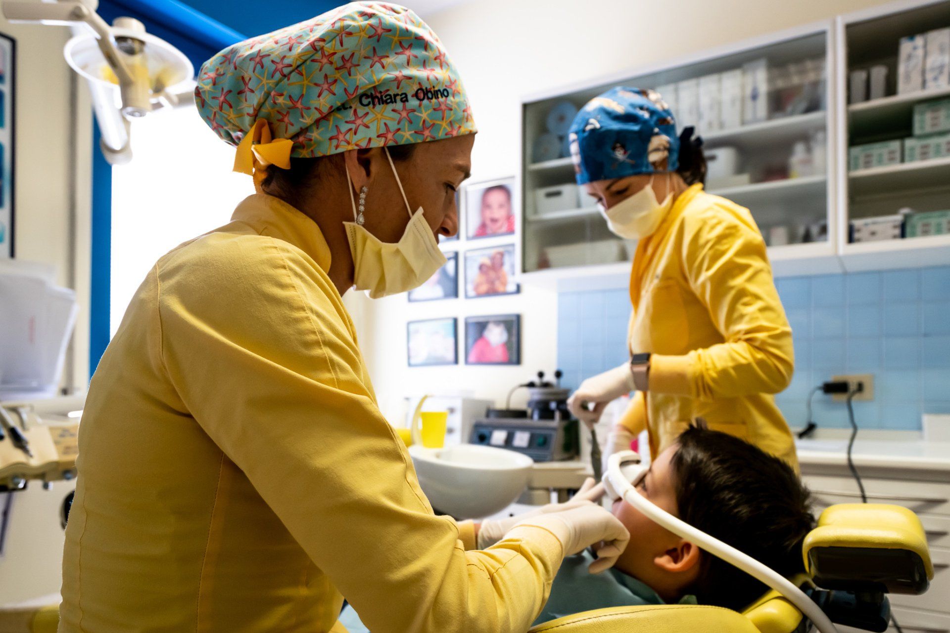 team di dentisti e assistenti alla poltrona