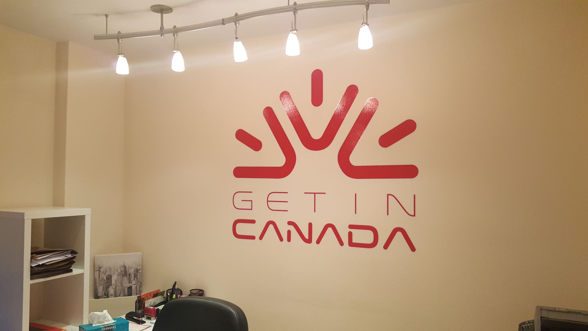 Panneau publicitaire violet avec une femme tenant un téléphone, texte « ARRIVE EN GRAND ! » et « 19 $/mois ».