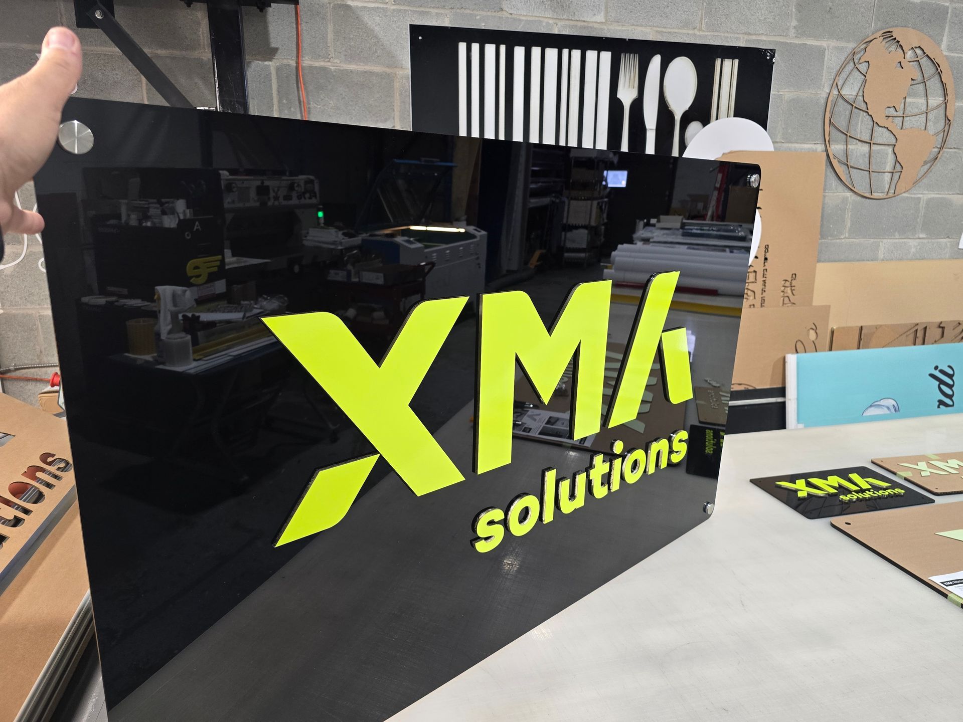 Panneau LSDE avec logo, bleu et blanc, sur un mur de pierre.