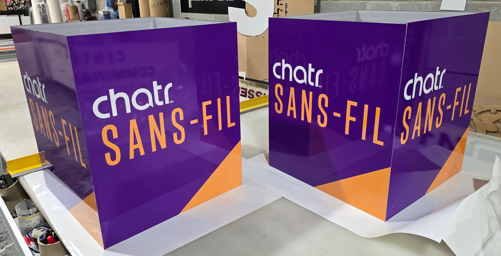 Deux boîtes Chatr violettes et orange avec le texte « SANS-FIL », probablement à des fins publicitaires.