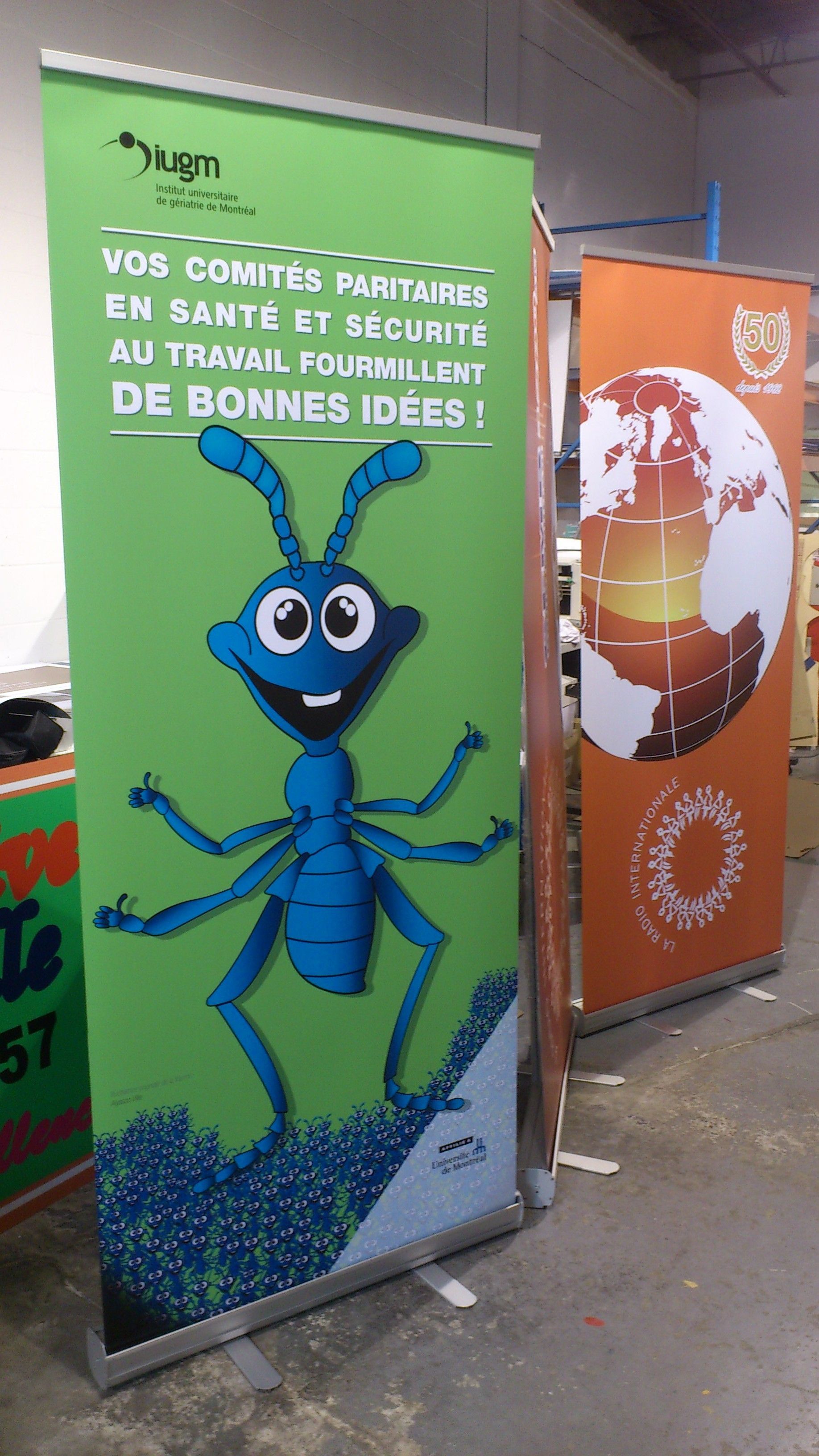 Bannière verte avec fourmi de dessin animé, 