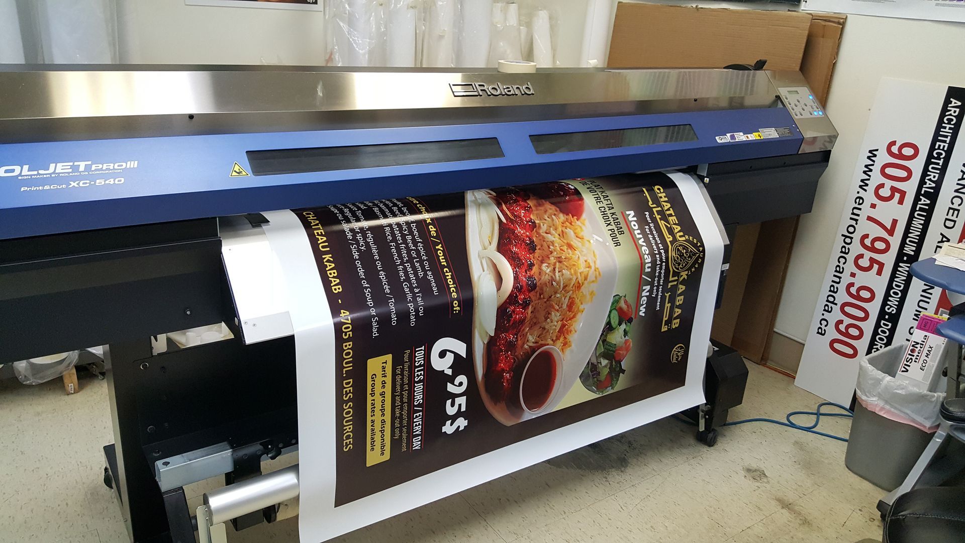 Imprimante grand format imprimant une publicité alimentaire avec un plat de pâtes.