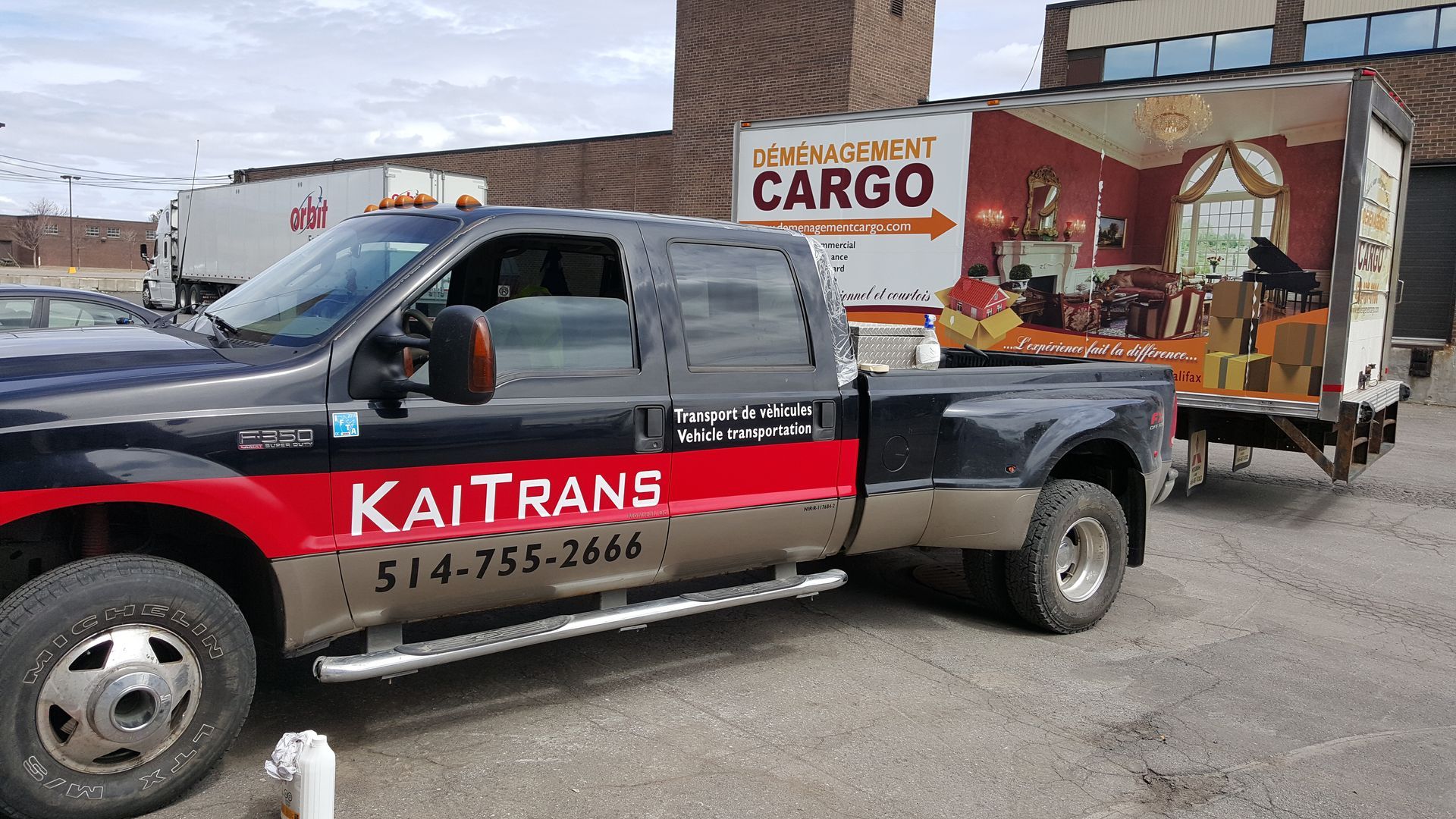 Camion KaiTrans noir et rouge remorquant une remorque de fret ; chargement de meubles.