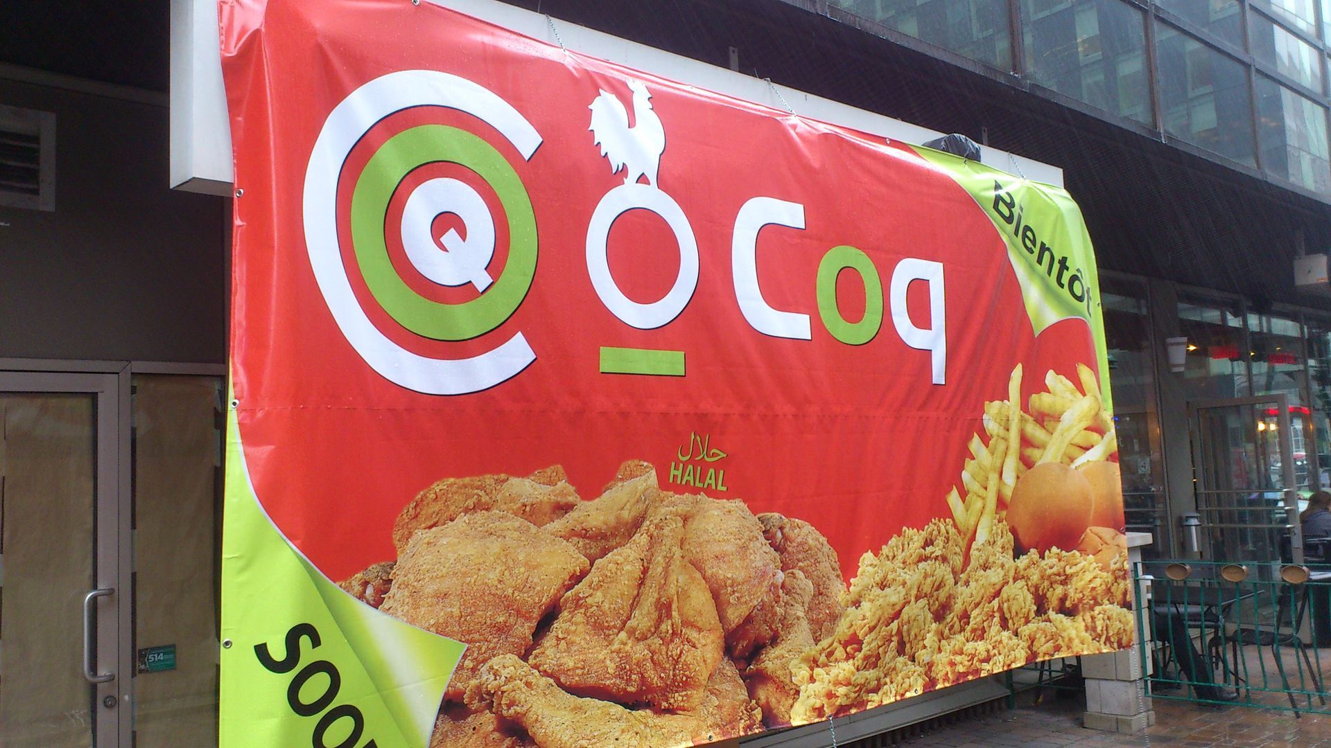 Panneau pour le restaurant Coq avec poulet frit et frites ; fond rouge.