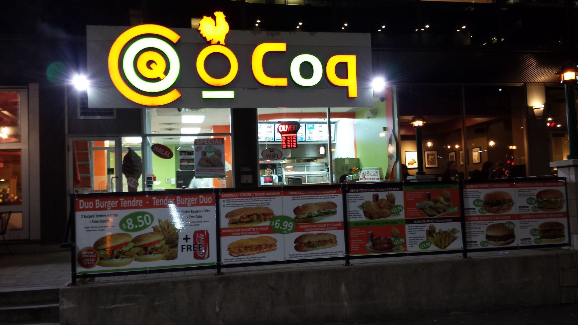Restaurant Coq de nuit avec enseigne lumineuse et panneau menu.